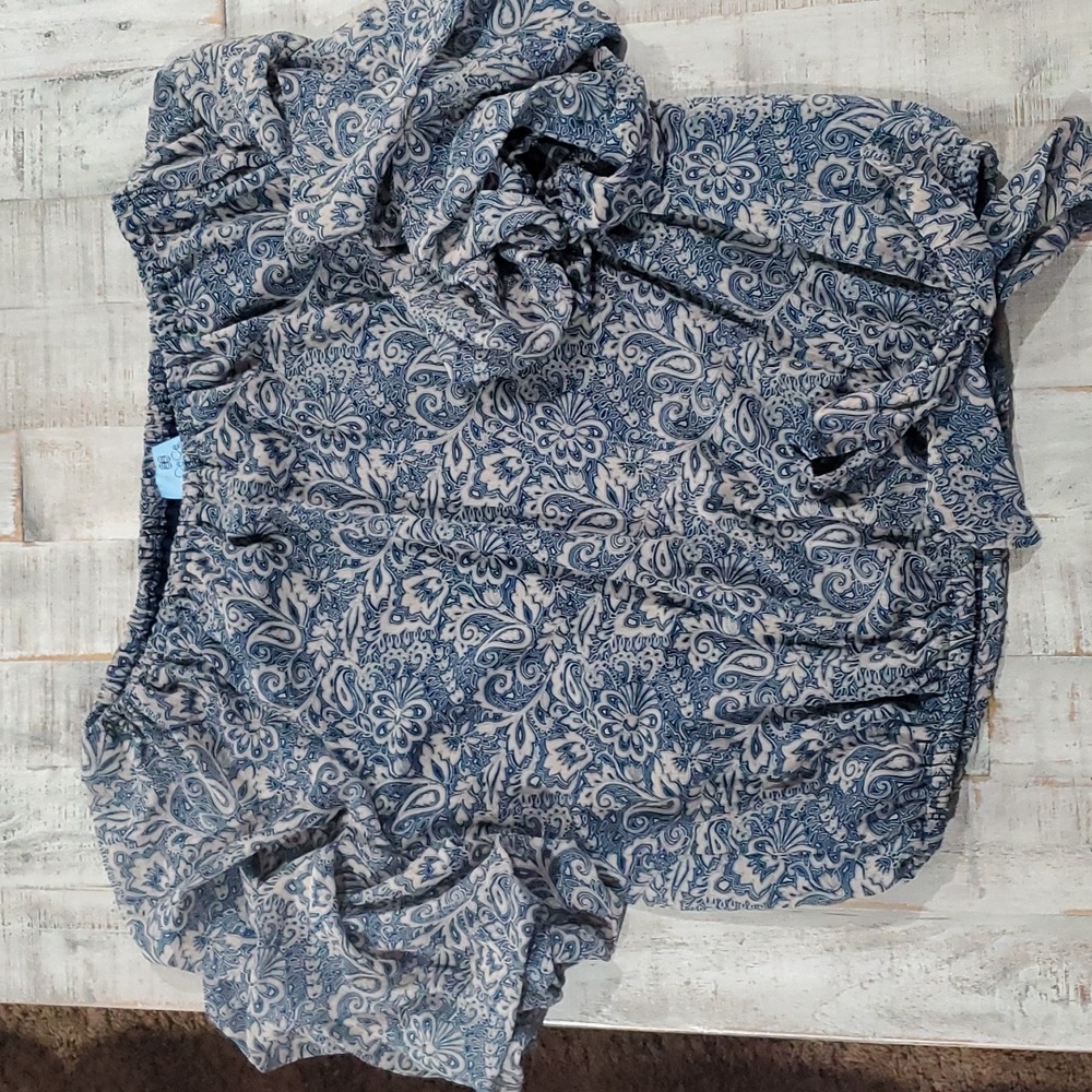 Womens blousen sleeve shirt.